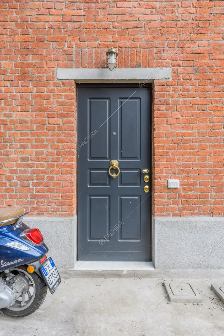 Porta d'ingresso della location ed esterni in mattoni rossi