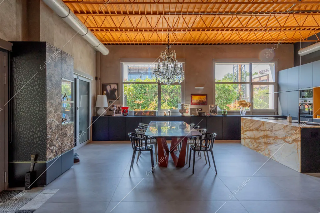 Cucina a vista del loft Graviola, location in stile contemporaneo a Milano