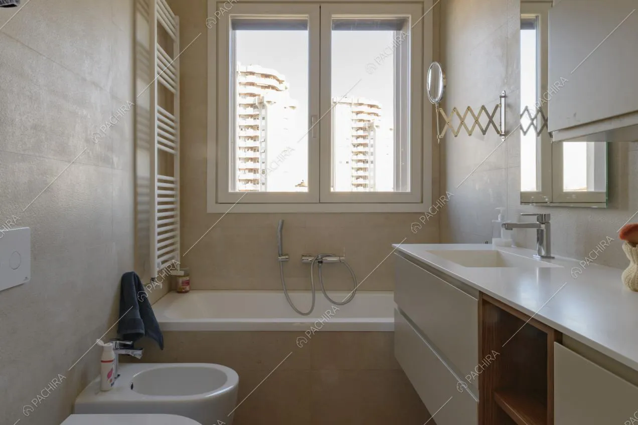 Bagno con vasca e lavandino singolo