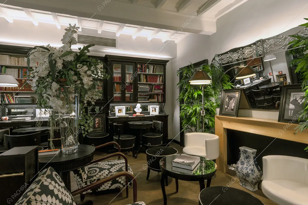 Travi bianche a vista sul soffitto di un salotto dell'hotel McKinley, location in stile classico a Firenze