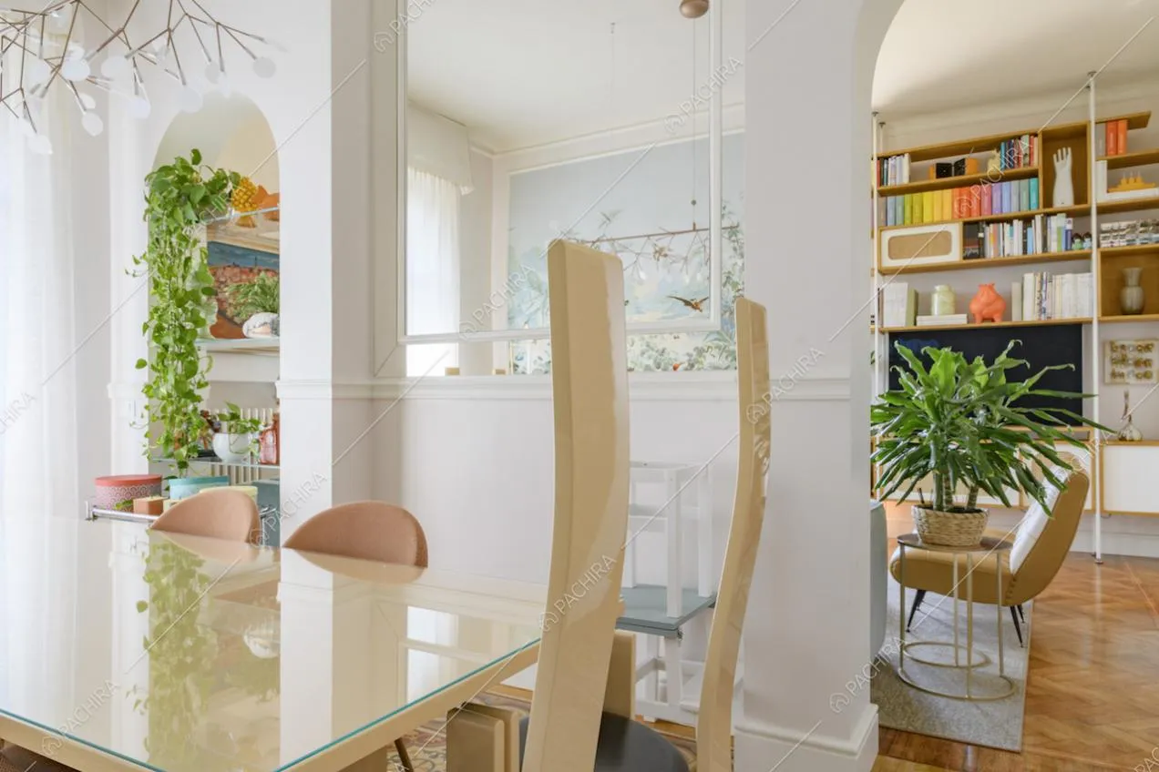 Dalla sala da pranzo vista sul salotto dalle pareti bianche