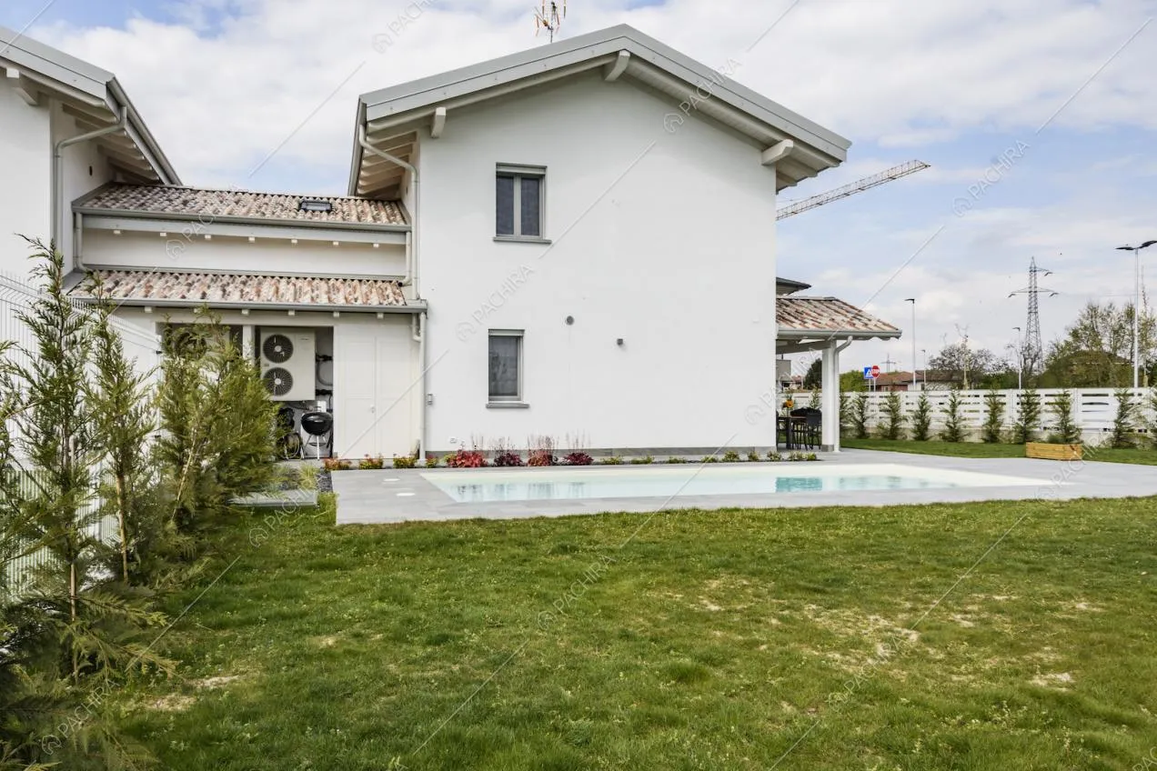 Vista laterale della villa con giardino e piscina