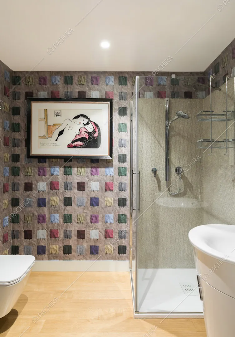 Box doccia nel bagno con pavimento in parquet e carta da parati