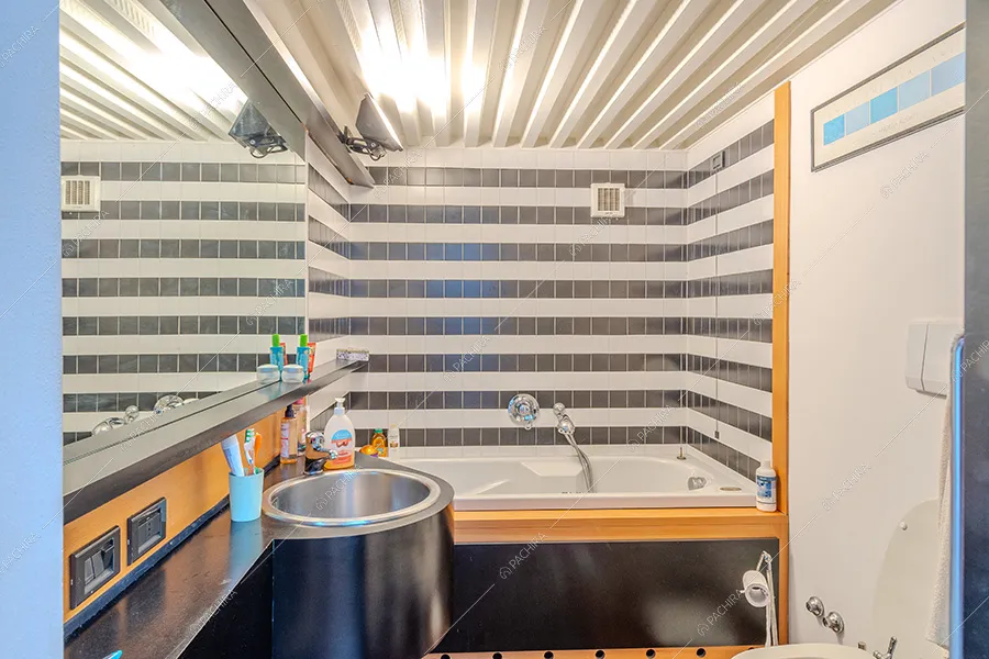 Bagno del loft Kiku, location in stile moderno a Milano