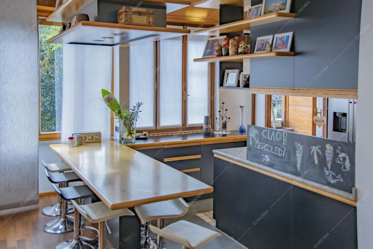 Bancone in legno nella cucina con vetrate e pavimento in parquet