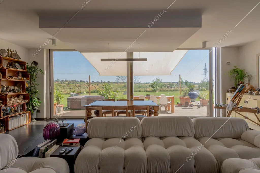 Luminosa zona living della villa Arafura, location in stile contemporaneo a Roma