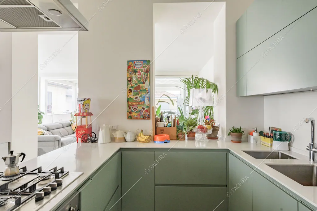 Fornelli a gas nella cucina a penisola dell'appartamento Papagayo, location in stile contemporaneo a Milano
