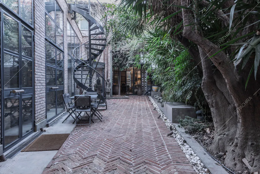 Scala a chiocciola nel cortile del loft Berillio, location in stile contemporaneo a Roma