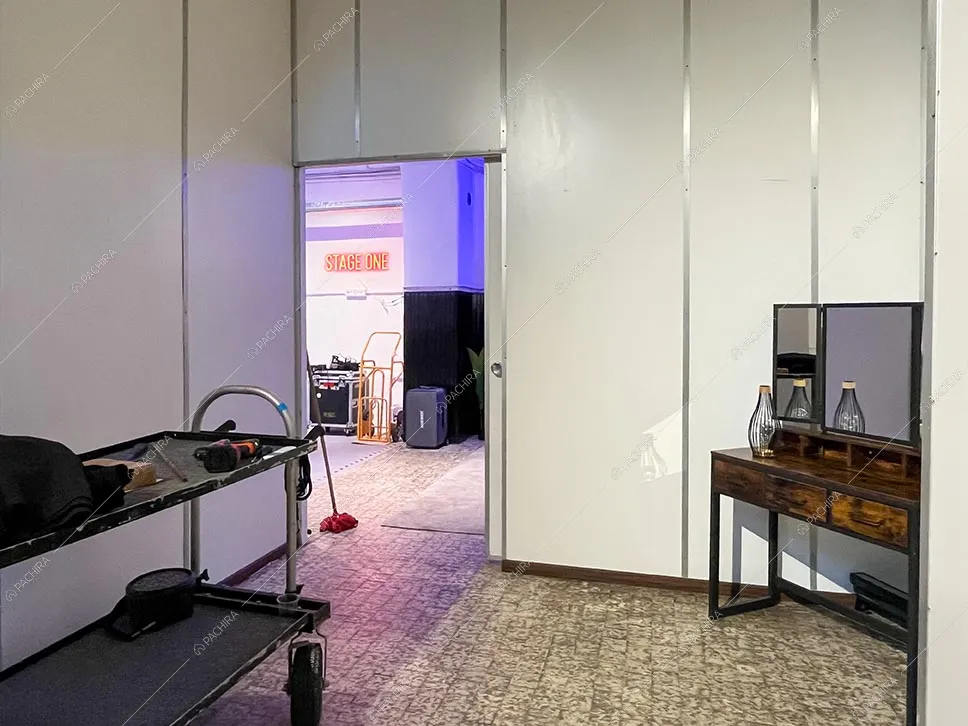 Camerino del teatro di posa Erebus, location in stile contemporaneo a Roma