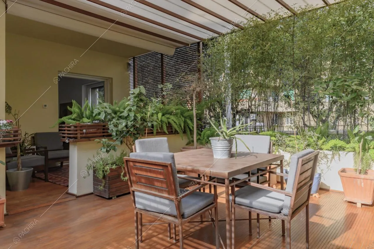 Tavolo da pranzo da esterni nella terrazza della location con pavimento in parquet