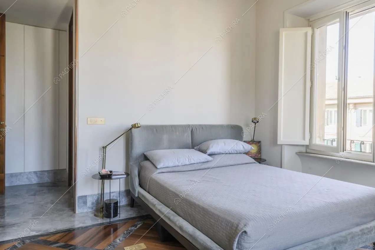 Camera da letto matrimoniale con parquet e abat-jour di design