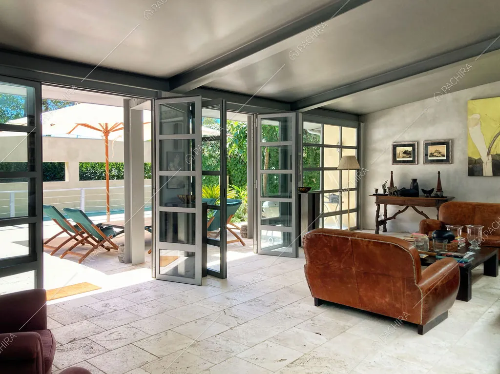 Zona living della villa Giba, location in stile moderno a Latina