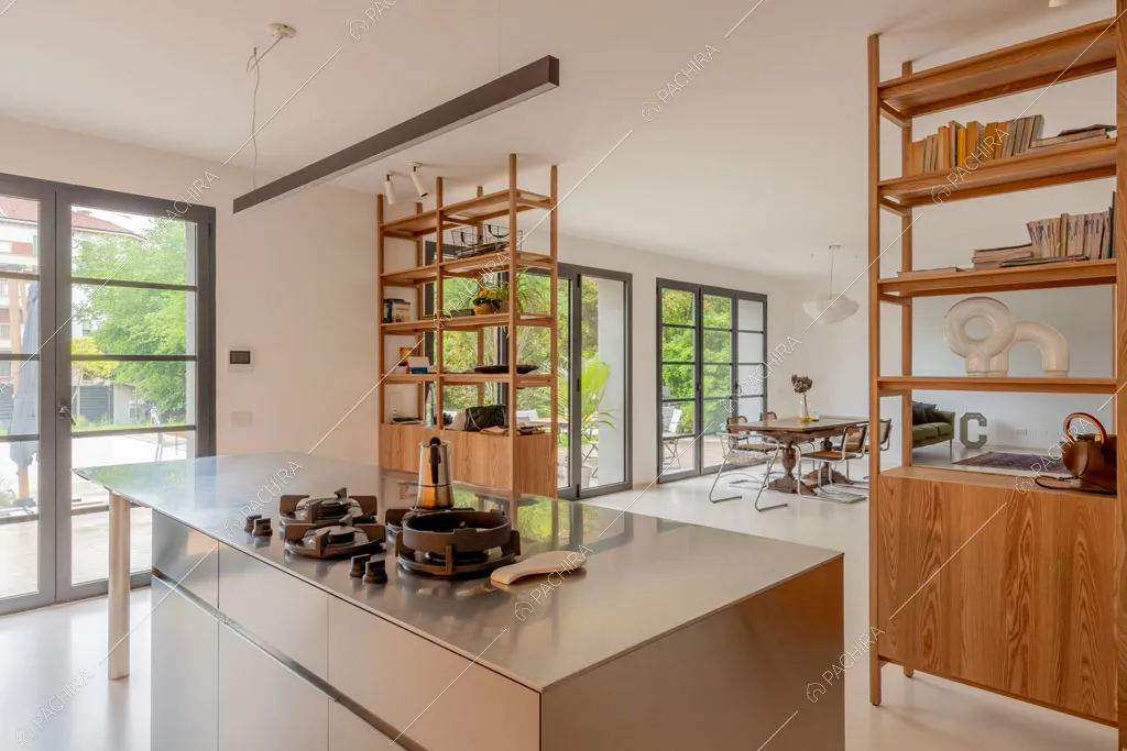 Cucina del loft Tigri, location in stile contemporaneo a Milano
