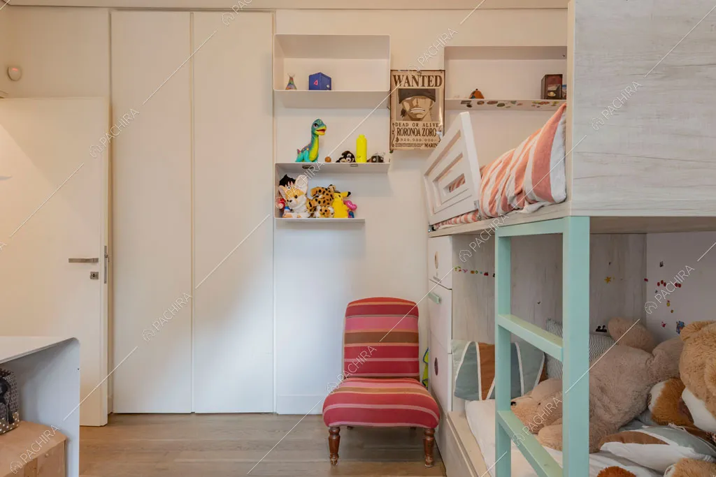 Pavimento in parquet nella camera da letto dei bambini dell'appartamento Sonora, location in stile contemporaneo a Roma