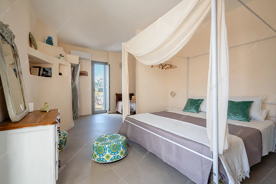 Letto a baldacchino della villa Sahel, location in stile rustico a Brindisi