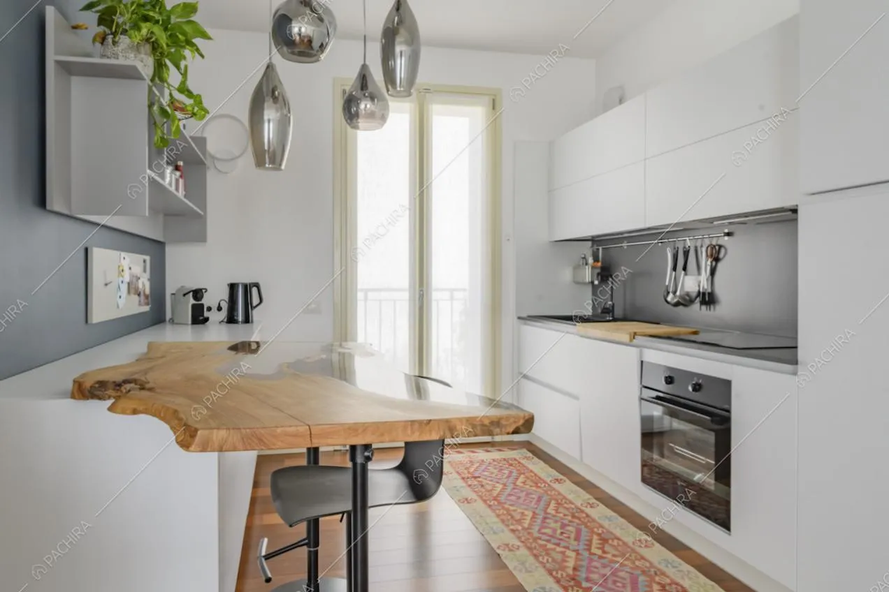 Cucina bianca a muro con piano cottura a induzione