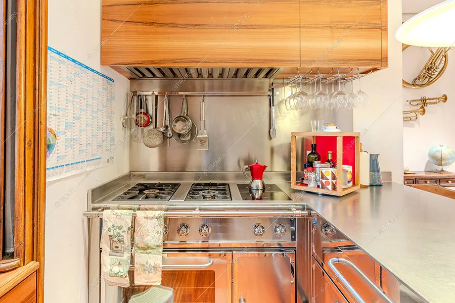 Cucina della villa Yamase, location in stile liberty a Milano