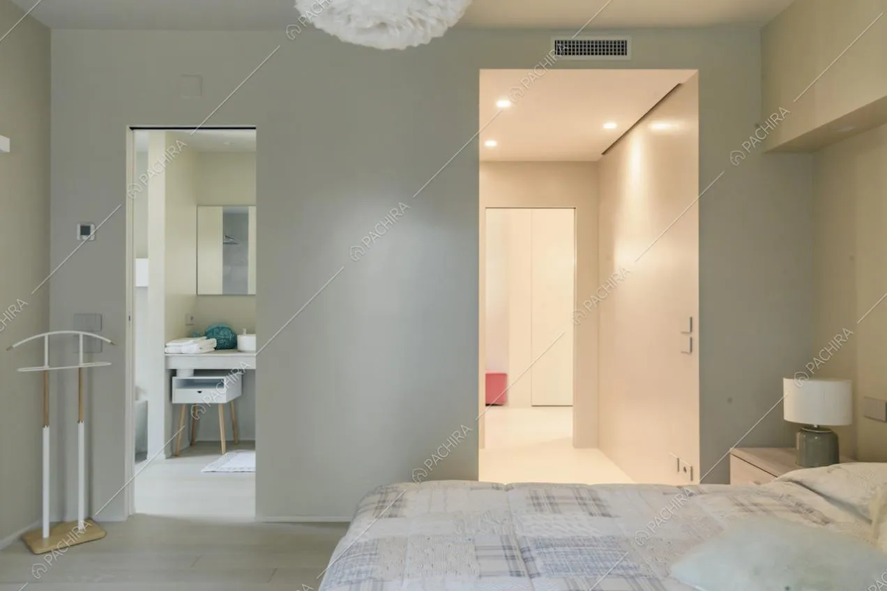 Camera da letto matrimoniale con pavimento in gres effetto parquet e bagno privato