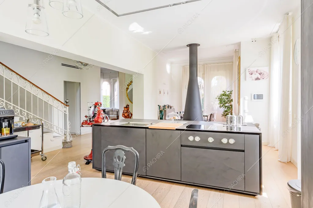 Cucina a isola della villa Colorado, location in stile moderno a Varese