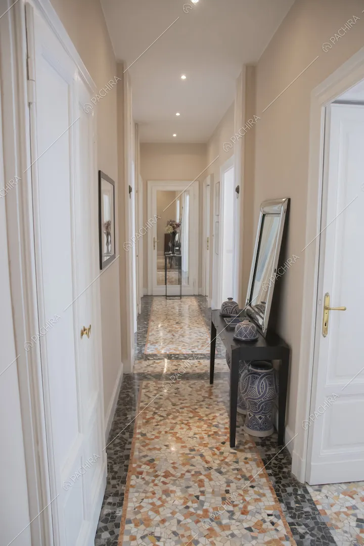 Consolle nera e faretti nel corridoio