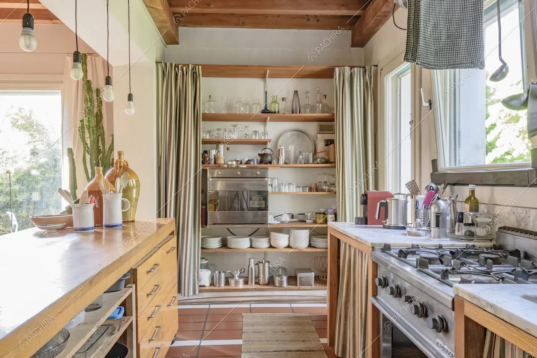 Vista sulla cucina arredata in stile contemporaneo