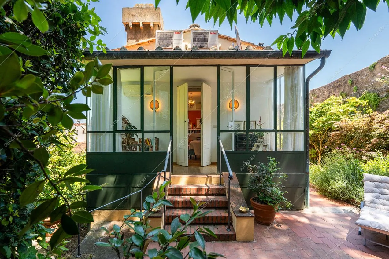 Veranda della villa Gombo, location in stile moderno a Firenze