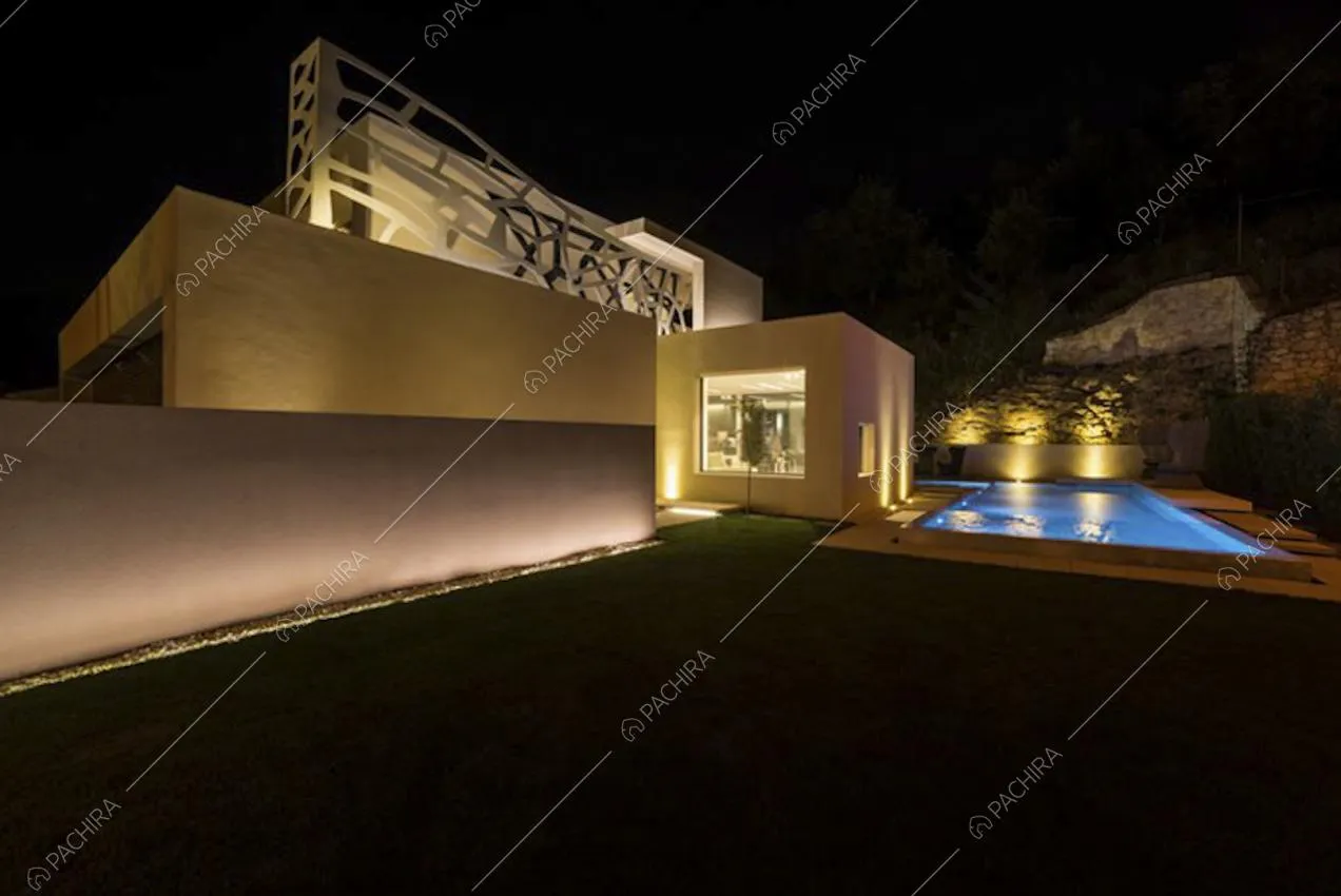 Vista degli esterni della location su due piani e scorcio della piscina dal giardino