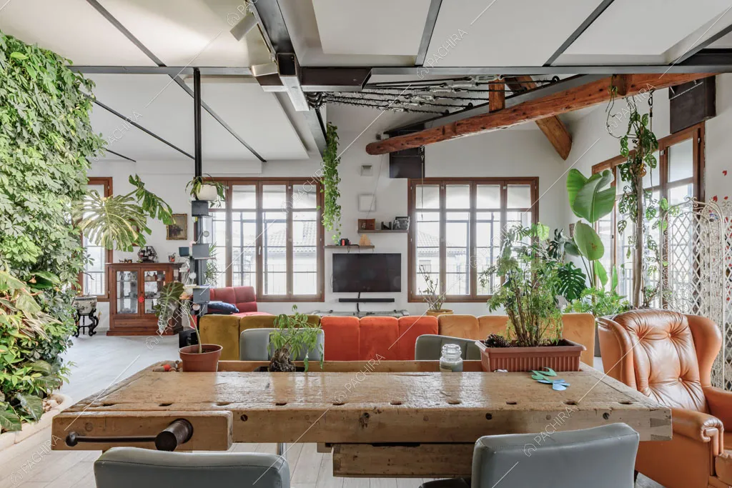 Tavolo di design nella sala del loft Ostro, location in stile contemporaneo a Milano