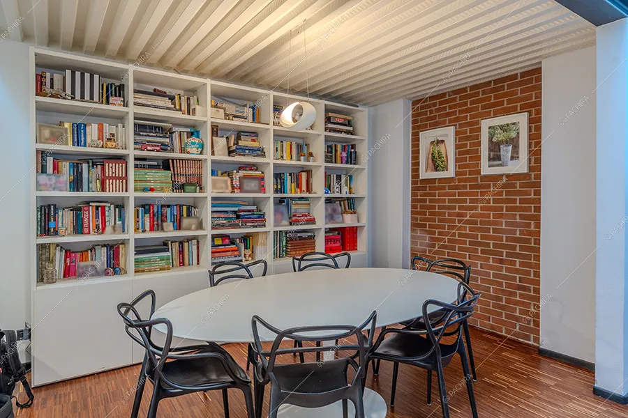 Zona pranzo del loft Kiku, location in stile moderno a Milano