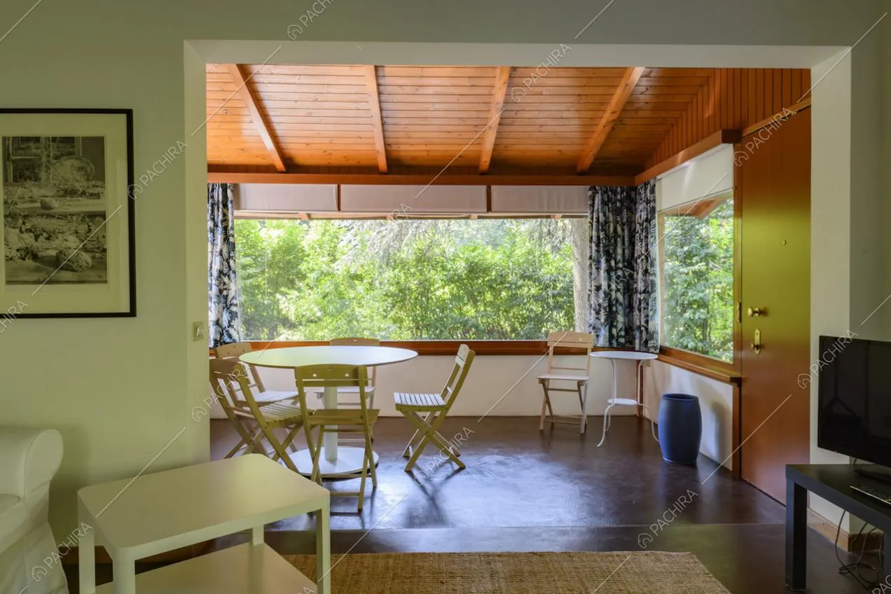 Sala e veranda della dépendance con travi a vista sul soffitto
