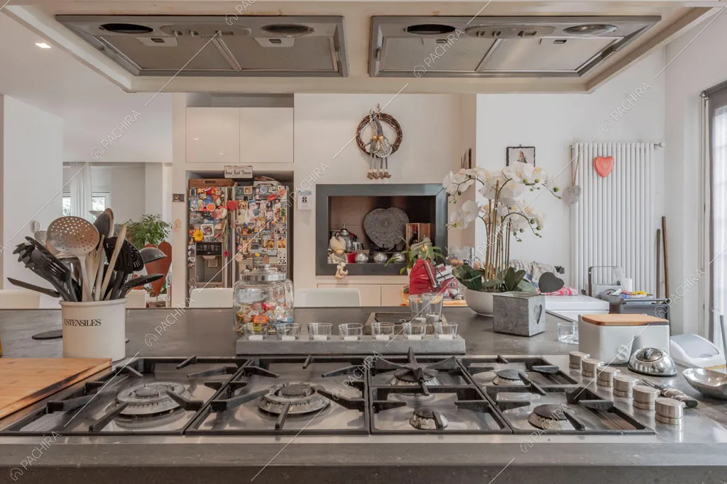 Fornelli a gas sull'isola della cucina della villa Bauxite, location in stile moderno a Roma