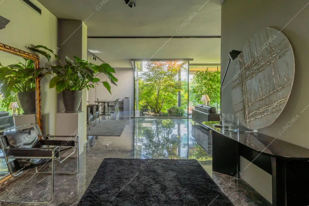 Zona living della villa Biotite, location in stile moderno a Verona