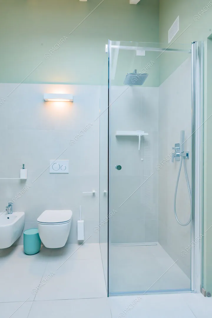 Bagno con box doccia e pareti verdi