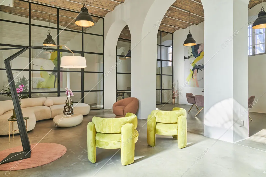 Zona living del loft Manaslu, location in stile minimal a Roma