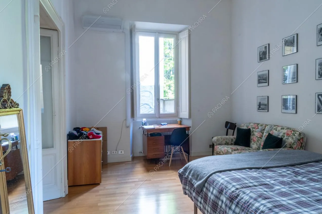 Dal bagno privato vista su tutta la camera da letto matrimoniale con pavimento in parquet