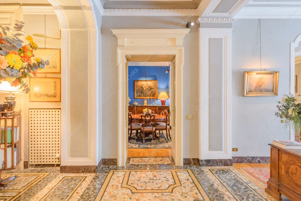 Atrio con pavimento in marmo dell'appartamento Agazzino, location in stile classico a Milano