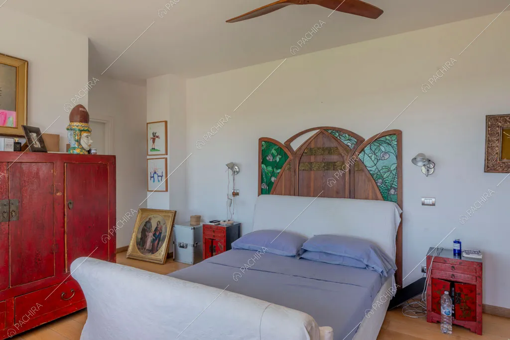 Camera da letto matrimoniale della villa Arafura, location in stile contemporaneo a Roma