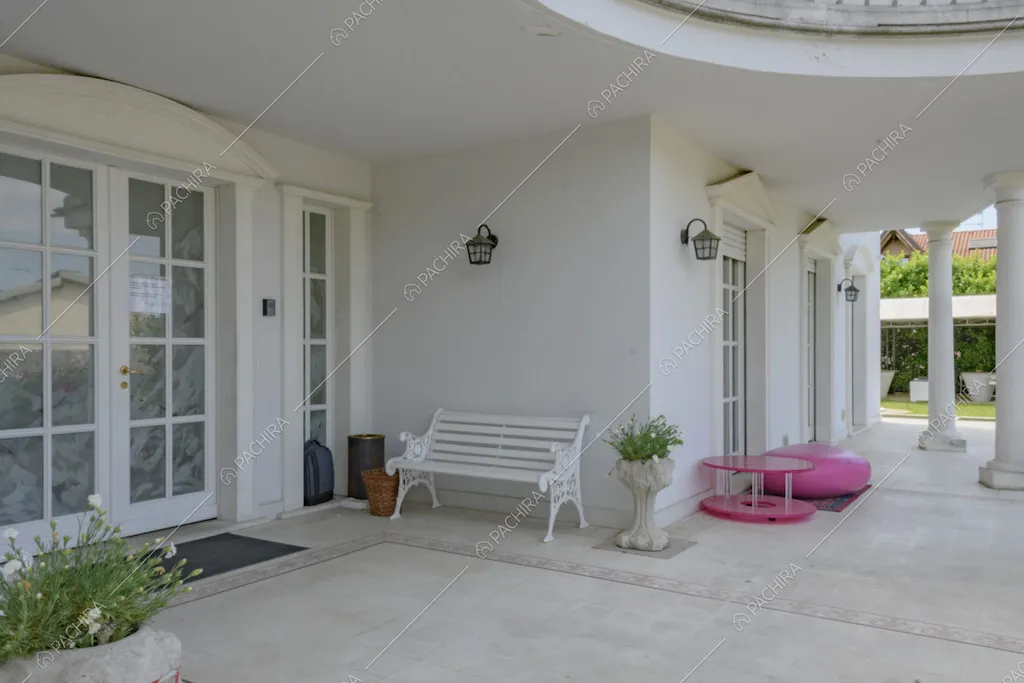 Porta d'ingresso in vetro e portico con pavimento in piastrelle