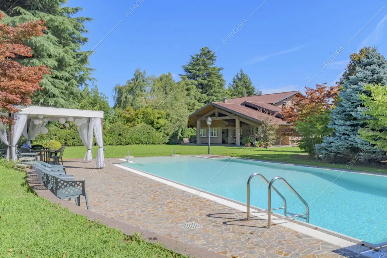Piscina e gazebo nel giardino della villa 