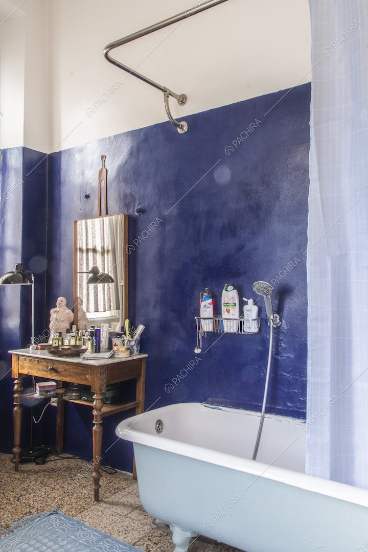 Vasca da bagno vintage e mobiletto d'epoca in legno