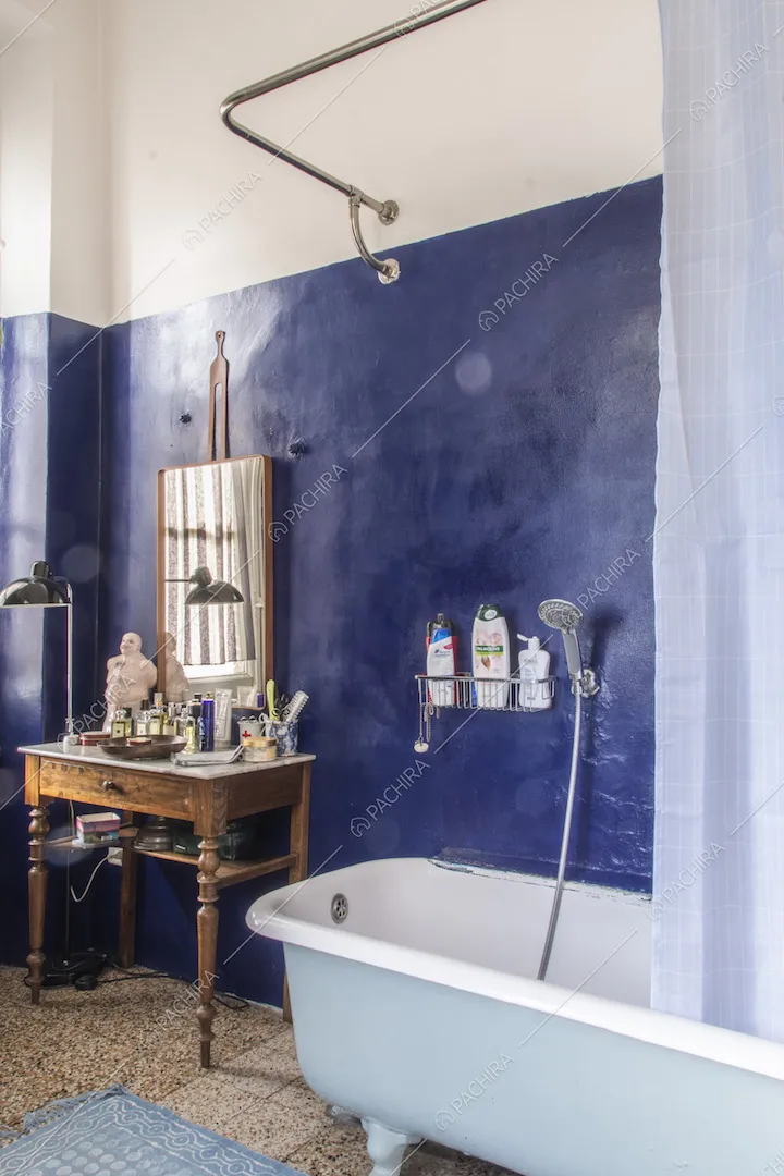 Vasca da bagno vintage e mobiletto d'epoca in legno