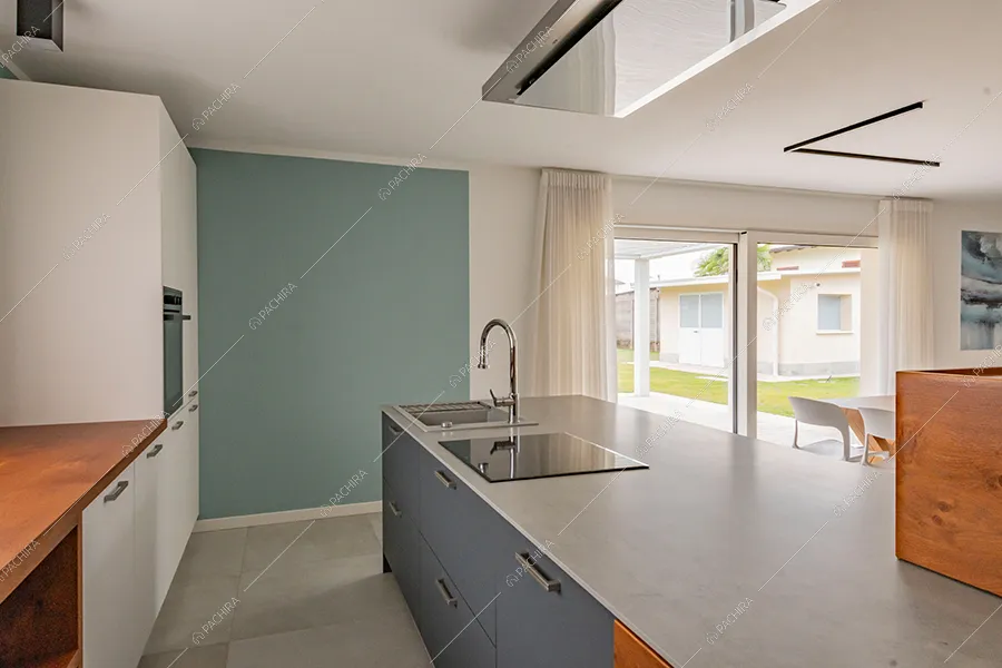 Cucina a isola della villa Morava, location in stile moderno a Milano