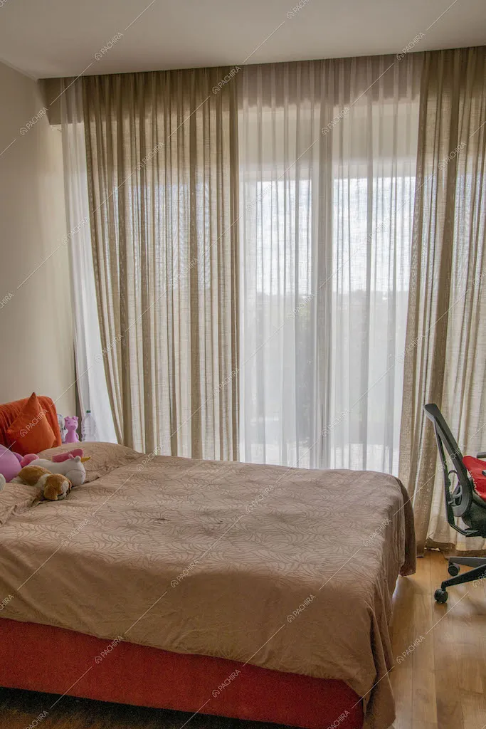 Camera da letto matrimoniale con pavimento in parquet