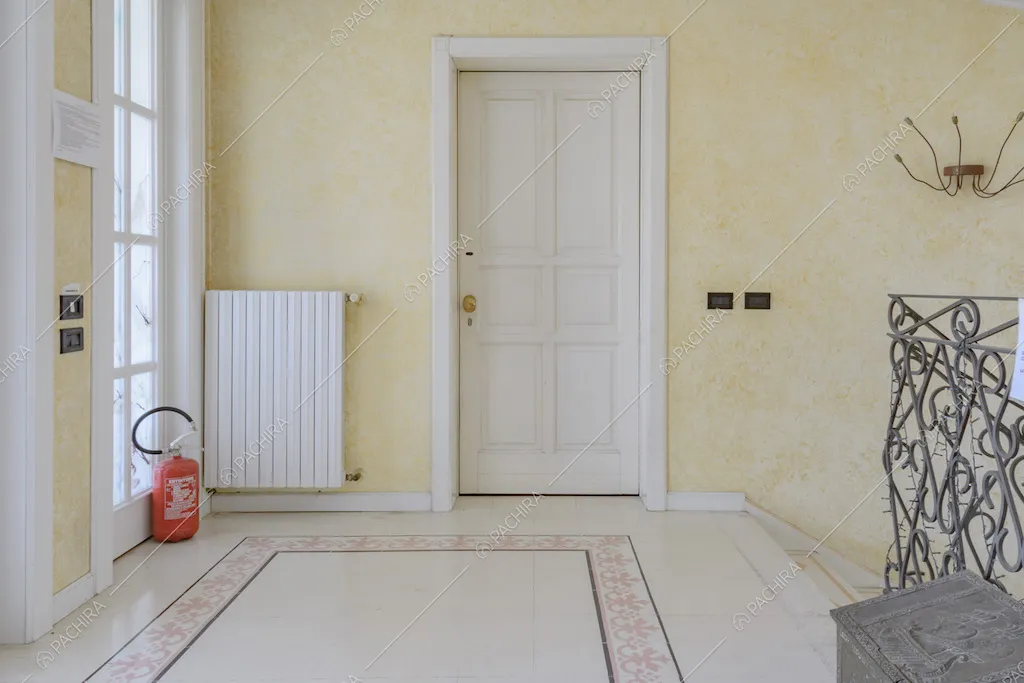 Porta bianca al livello superiore della location