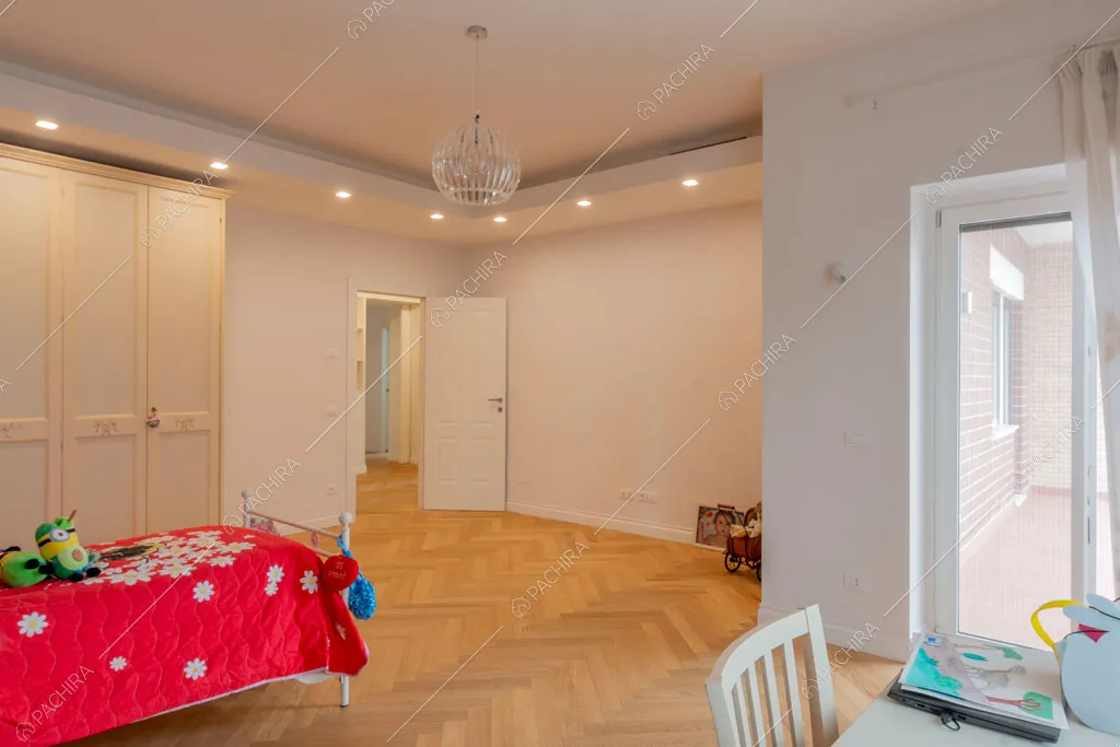 Pavimento in parquet nella camera da letto dei bambini della villa Murray, location in stile contemporaneo a Roma