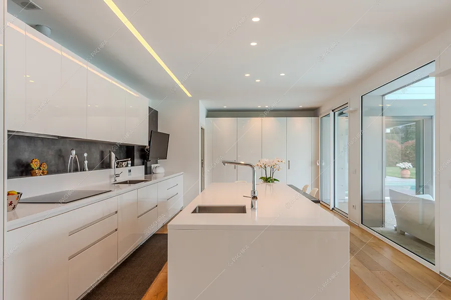 Cucina a isola della villa Daintree, location in stile moderno a Varese