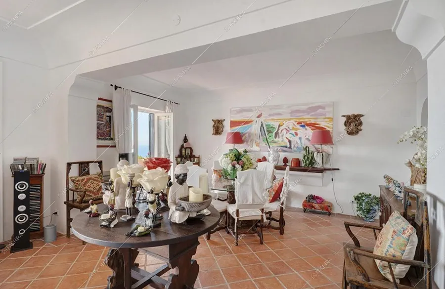 Zona living della villa Oder, location in stile classico a Napoli