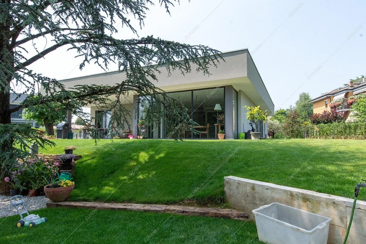 Giardino della villa Ladone, location in stile moderno a Lecco