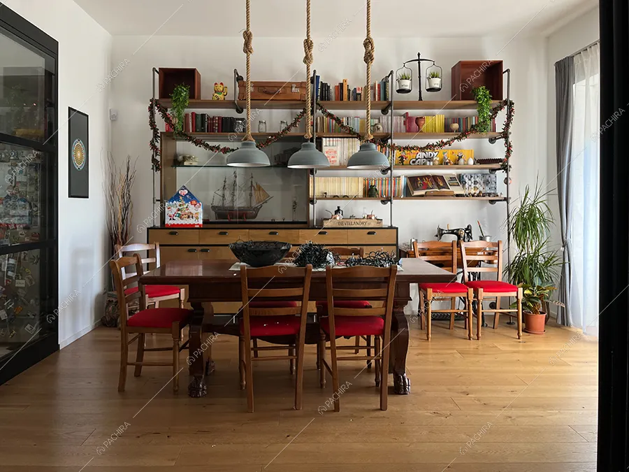 Zona pranzo dell'appartamento Orange, location in stile industriale a Roma