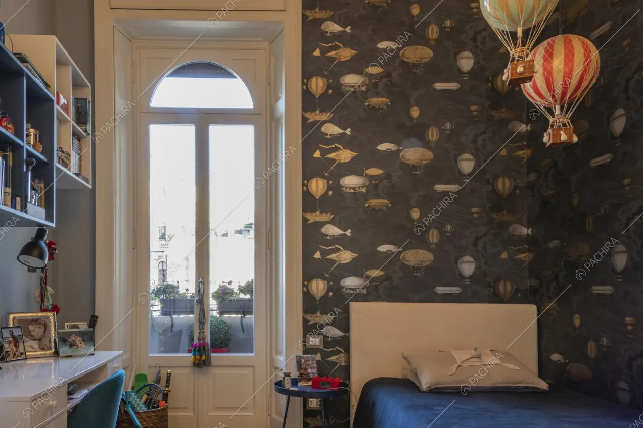 Cameretta dei bambini con carta da parati e porta finestra